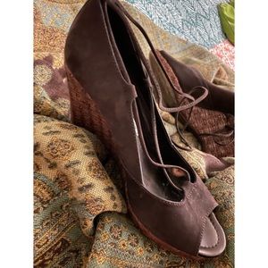 EUC Donald Pliner worn once.  4 in wedge ht. 16 in suede ties